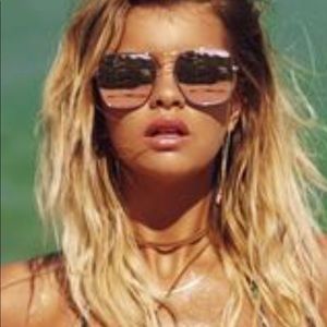 Quay Australia Stop & Stare pink sunglasses